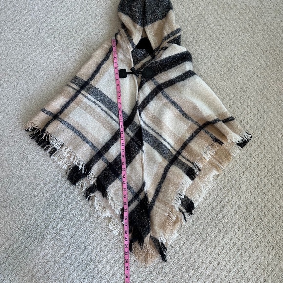 Vince Camuto Elegant Hooded Plaid Topper/Poncho Black/Ivory One Size NWOT - Picture 9 of 11